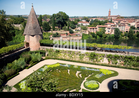 Ein formale Parterres-Stil Garten trennt die Türme von Albi Toulouse-Lautrec vom Fluss Tarn Stockfoto