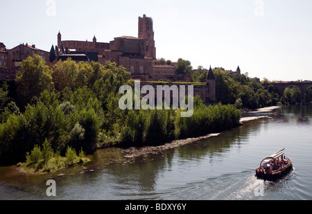 In eine Ansicht mit riesigen Sainte Cecile-Kathedrale der Stadt, das Toulouse-Lautrec Museum daneben und Fluss Tarn Albi Stockfoto