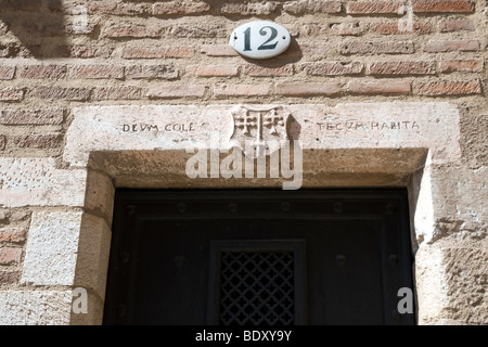 In einer lateinischen Inschrift oberhalb eines mittelalterlichen Hauses in einem Albi Straße ist das Datum des Gebäudes: 1613 Stockfoto