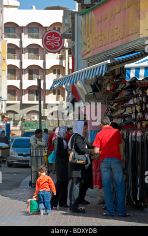 Menschen beim Einkaufen in Deira Dubai Stockfoto