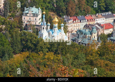 Russische orthodoxe Kirche in Karlovy Vary, Tschechische Republik. Ein Blick von einem Höhenpunkt. Stockfoto
