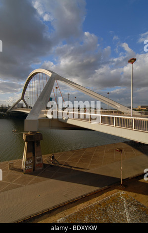 Wolken über Barqueta-Brücke Puente De La Barqueta, über den Fluss Guadalquivir, konstruiert, um Zugriff auf die Expo 92, Sev Stockfoto