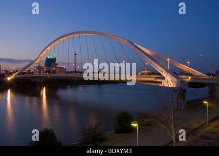 Die beleuchtete Barqueta-Brücke Puente De La Barqueta, über den Fluss Guadalquivir, in der Nacht, konstruiert, um Zugriff auf die Ex Stockfoto