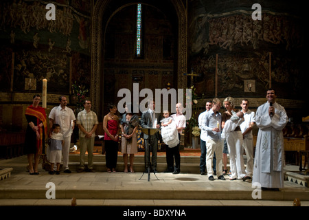 Eltern, Paten und drei kleine Kinder beteiligen sich an einer Taufe Zeremonie in der Kathedrale von Albi der riesige Backstein-Buit Sainte Cecile Stockfoto