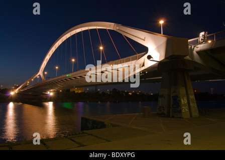 Die beleuchtete Barqueta-Brücke Puente De La Barqueta, über den Fluss Guadalquivir, in der Nacht, konstruiert, um Zugriff auf die Ex Stockfoto