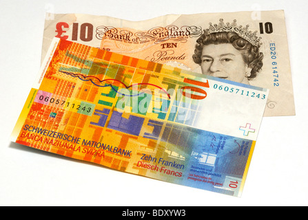 UK-zehn-Pfund-Note und Schweizer 10 Franken Banknote. Stockfoto