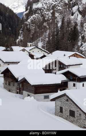 Winter Schnee im Dorf Mulegns in der Nähe von St. Moritz, Graubünden Region, Schweizer Alpen, Schweiz, Europa Stockfoto