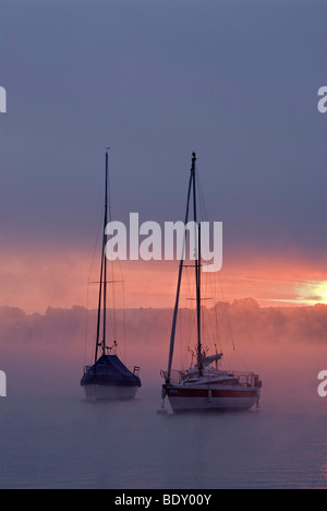 Sonne hinter Segel- und Nebel über Ammersee See, Bayern, Deutschland, Europa Stockfoto