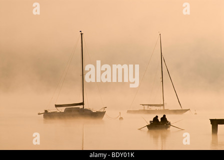 Segelboote und Nebel am Südende des Ammersee See in Diessen, Bayern Stockfoto