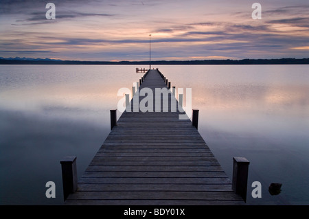 Pier in Starnberger See vor einem farbenprächtigen Sonnenuntergang, in der Nähe von Ambach, Bayern, Deutschland, Europa Stockfoto