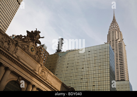 Fassade des Grand Central Station, New York, mit dem Chrysler Building im Hintergrund Stockfoto