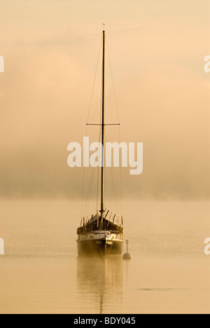 Segelboot und Nebel am Südende des Ammersee See in Diessen, Bayern, Deutschland, Europa Stockfoto