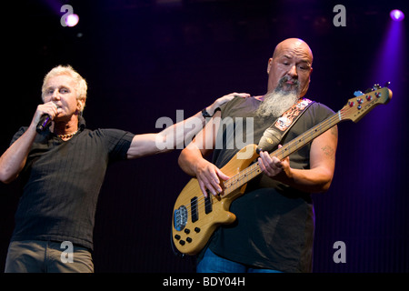 Sänger und Frontmann Klaus Eberhartinger und Bassist Leo Bei der österreichischen Kult-Band Erste Allgemeine nahm, EAV Stockfoto