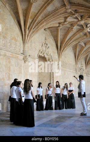 Mädchenchor im Kreuzgang des Klosters Hieronymuskloster, Mosteiro Dos Jeronimos, UNESCO-Weltkulturerbe, manuelinischen Stil Stockfoto