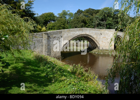 Im 14. Jahrhundert Brücke über den Fluß Coquet in Warkworth, Northumberland, England. Stockfoto