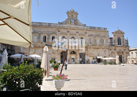 Palazzo Municipio, Piazza della Liberta, Old Town, Ostuni, Provinz Brindisi, Apulien Region, Italien Stockfoto