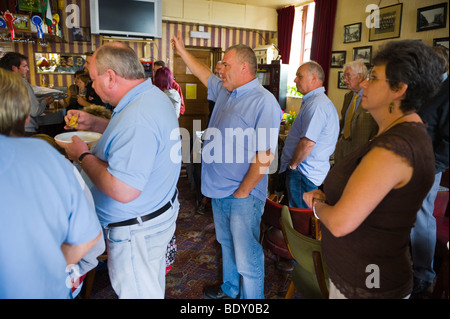 Jährliche Erntefest-Charity-Auktion von Lebensmitteln und lokalen produzieren statt jährlich bei philanthropischen INN Pontywaun South Wales UK Stockfoto