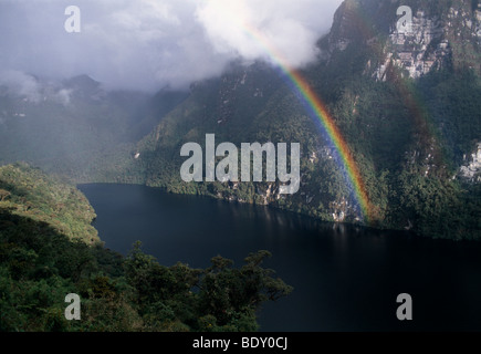 Regenbogen über die Laguna de Los Kondore, Chachapoyas, Amazonas, Peru, Südamerika Stockfoto