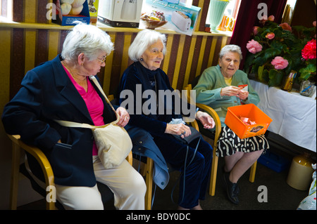 Jährliche Erntefest-Charity-Auktion von Lebensmitteln und lokalen produzieren statt jährlich bei philanthropischen INN Pontywaun South Wales UK Stockfoto