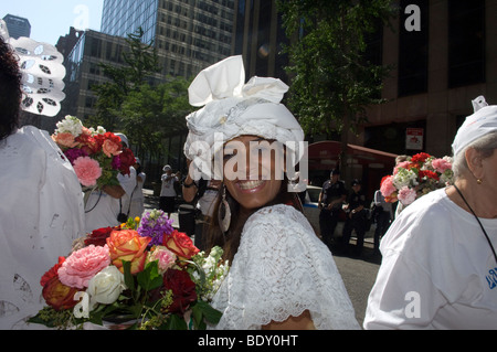 Brasilianische Tänzerinnen und PerformerInnen mitmachen Lavagem da Rua 46 (Reinigung der 46th Street)-Prozession in New York Stockfoto