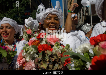Brasilianische Tänzerinnen und PerformerInnen mitmachen Lavagem da Rua 46 (Reinigung der 46th Street)-Prozession in New York Stockfoto
