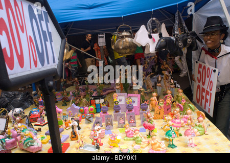 Ein Verkäufer verkauft ihre waren für fünfzig Prozent auf 25. jährliche Brasilien Tag Festival in Little Brazil in New York Stockfoto