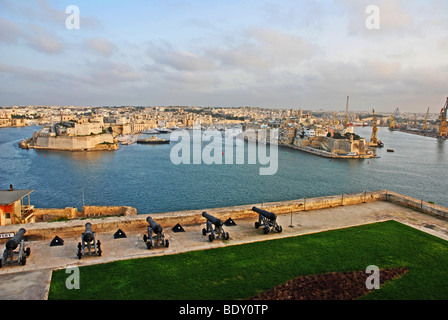 Malta. Von Valletta auf der Suche über das salutieren Batterie über den Grand Harbour Vittoriosa, Senglea, zwei der drei Städte Stockfoto