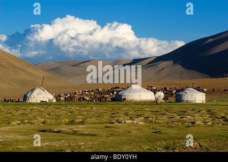 Jurten der Nomaden in der mongolischen Steppe, Aimak Bayan Ulgi, Asien, Mongolei, Altai-Gebirge Stockfoto