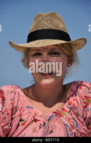 Junge Frau in Sonnenhut, Otranto, Provinz Lecce, Apulien Region, Italien Stockfoto