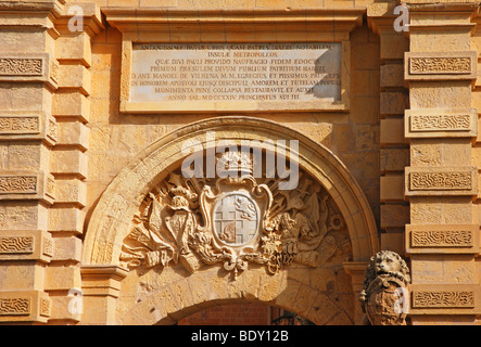 Malta. Wappen und Inschrift über dem Haupteingang in Mdina Stockfoto