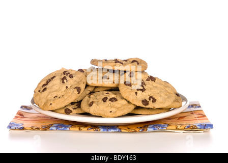 Ein Teller mit Schokoladenkekse mit einem weißen Hintergrund. Stockfoto