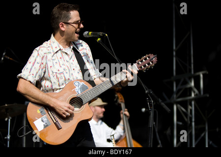 Sänger und Frontmann Joey Burns von der US-band Calexico live auf dem Heitere Open Air in Zofingen, Schweiz Stockfoto