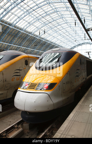 Eurostar-Züge stehen auf einer Plattform in St. Pancras International Station, London, UK Stockfoto