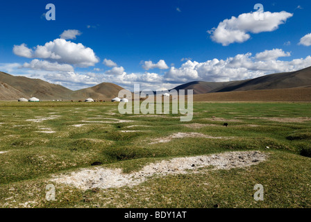 Jurten der Nomaden in der mongolischen Steppe, Aimak Bayan Ulgi, Asien, Mongolei, Altai-Gebirge Stockfoto