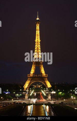 Die Nacht-Beleuchtung des Eiffelturms in Paris, Frankreich Stockfoto