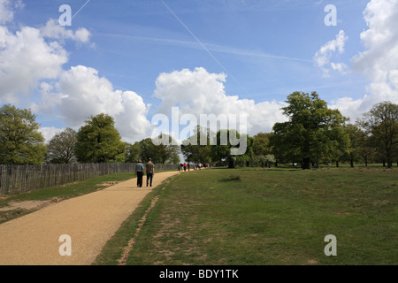 Menschen zu Fuß auf Fußweg in Richmond Park, Süd-west London, England, UK. Stockfoto