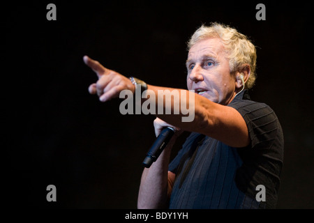 Sänger und Frontmann Klaus Eberhartinger von der österreichischen Kult-Band Erste Allgemeine nahm, EAV, live auf der Magic Nigh Stockfoto