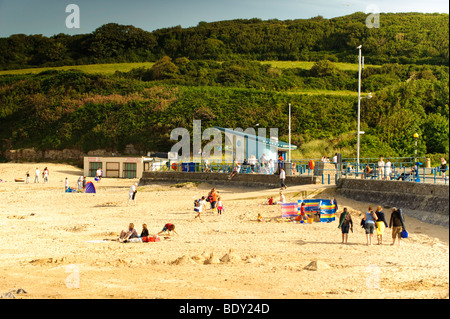 Menschen am Strand Benllech, Anglesey Nord-Wales, Sommernachmittag, UK Stockfoto