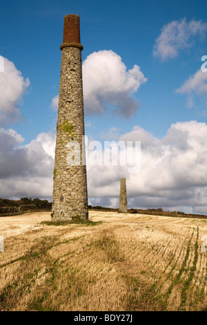 Schornsteine von Zinnbergbau übrig stehen in der Landschaft von Cornwall, UK Stockfoto