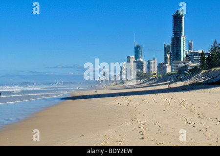 Wolkenkratzer, die hoch über dem Strand von Surfers Paradise, Gold Coast, Queensland, Australien Stockfoto