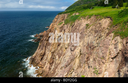 Steile Klippen an den Veteranen Denkmal Cabot Trail Cape Breton Highlands National Park Nova Scotia Kanada über den Atlantik Stockfoto