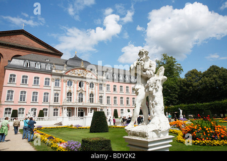 Blick auf den Schlossgarten des Kurfuerstliche Palais, Kurfürstliches Schloss in Trier, Rheinland-Pfalz, Deutschland, Europa Stockfoto