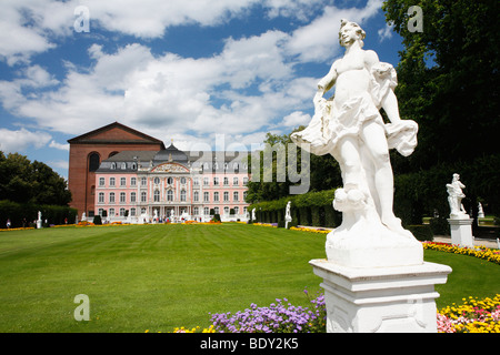 Blick auf den Schlossgarten des Kurfuerstliche Palais, Kurfürstliches Schloss in Trier, Rheinland-Pfalz, Deutschland, Europa Stockfoto