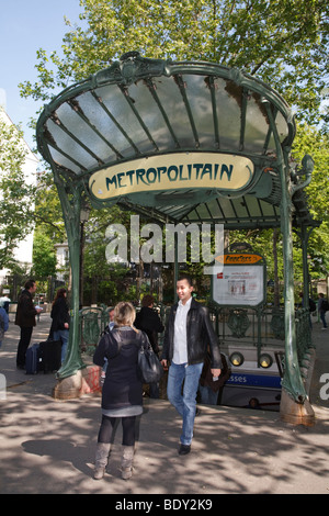 Art-Deco-Eingang zu einer Metropolregion Station bei Place des Abbesses in Paris, Frankreich Stockfoto