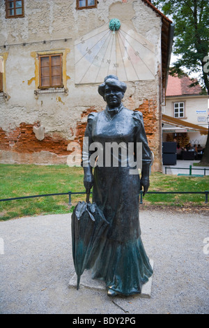 Sonnenuhr und Bronze-Statue einer Frau im 19. Jahrhundert Kleid tragen einen Regenschirm bei Tkalciceva Ulica, Tkalciceva Street, Gornji