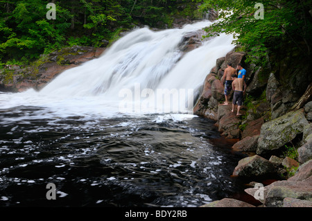 Drei Jugendliche schwimmen an Mary Ann verliebt sich in die Wildnis des Cape Breton Highlands National Park Stockfoto