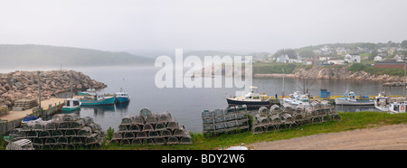 Panorama von Hummerfallen und Angelboote/Fischerboote in Nebel-Wetter Neils Hafendorf auf Cape Breton Island Nova Scotia Kanada Stockfoto