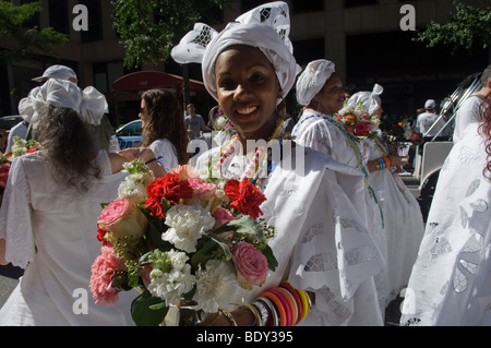 Brasilianische Tänzerinnen und PerformerInnen mitmachen Lavagem da Rua 46 (Reinigung der 46th Street)-Prozession in New York Stockfoto