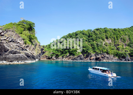 Tauchgang Schiff vor Anker vor grün bewachsenen Klippen, Similan Islands, Phuket, Thailand, Andamanen See, Indischer Ozean, Asien Stockfoto