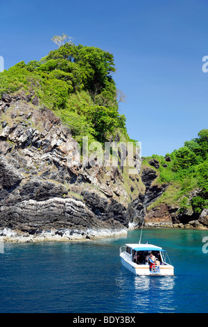 Tauchgang Schiff vor Anker vor grün bewachsenen Klippen, Similan Islands, Phuket, Thailand, Andamanen See, Indischer Ozean, Asien Stockfoto